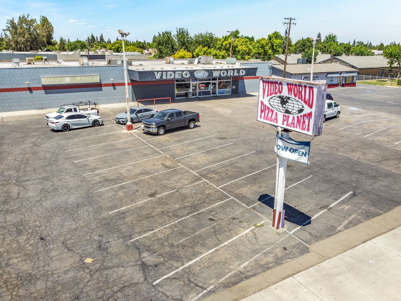 Highly Established Turn Key Pizza Planet-Video World in Selma, CA: 1900 Floral Ave, Selma, CA 93662